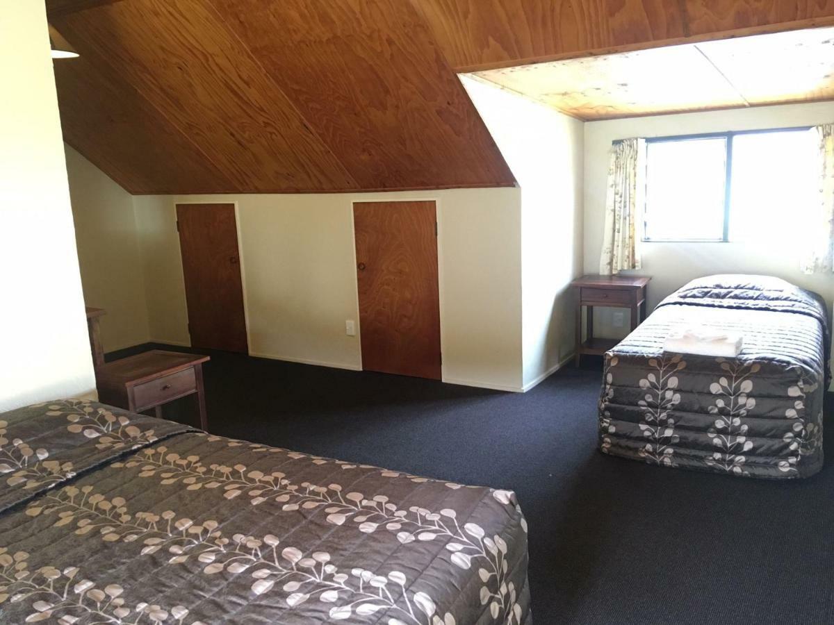 Woodlands And Motel 3*